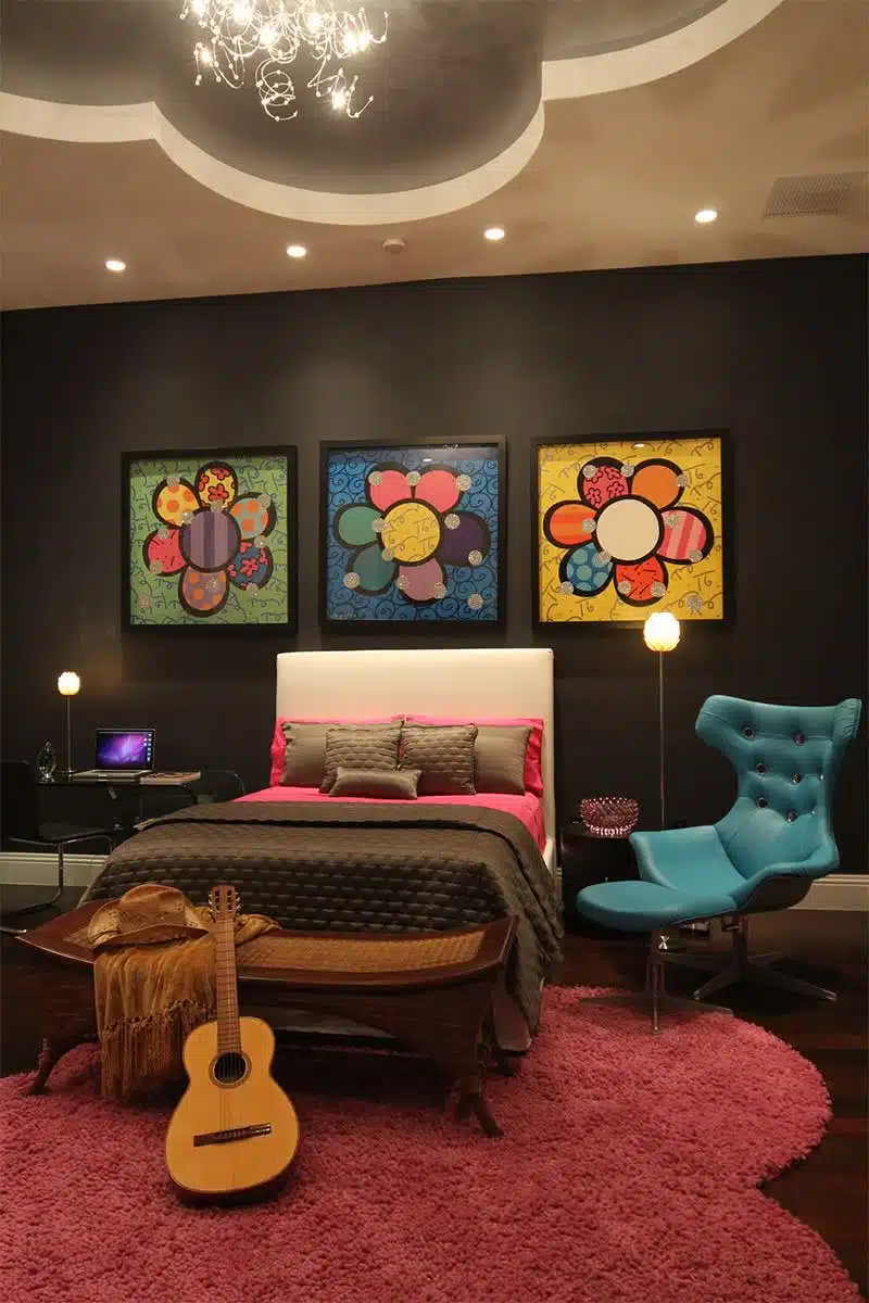 Cores que combinam com preto; preto com objetos coloridos na decoração Cores que combinam com preto; preto com objetos coloridos na decoração