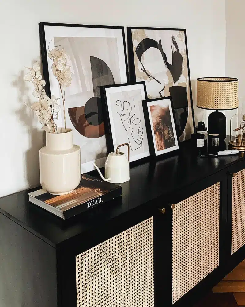 Preto com tons amadeirados na decoração