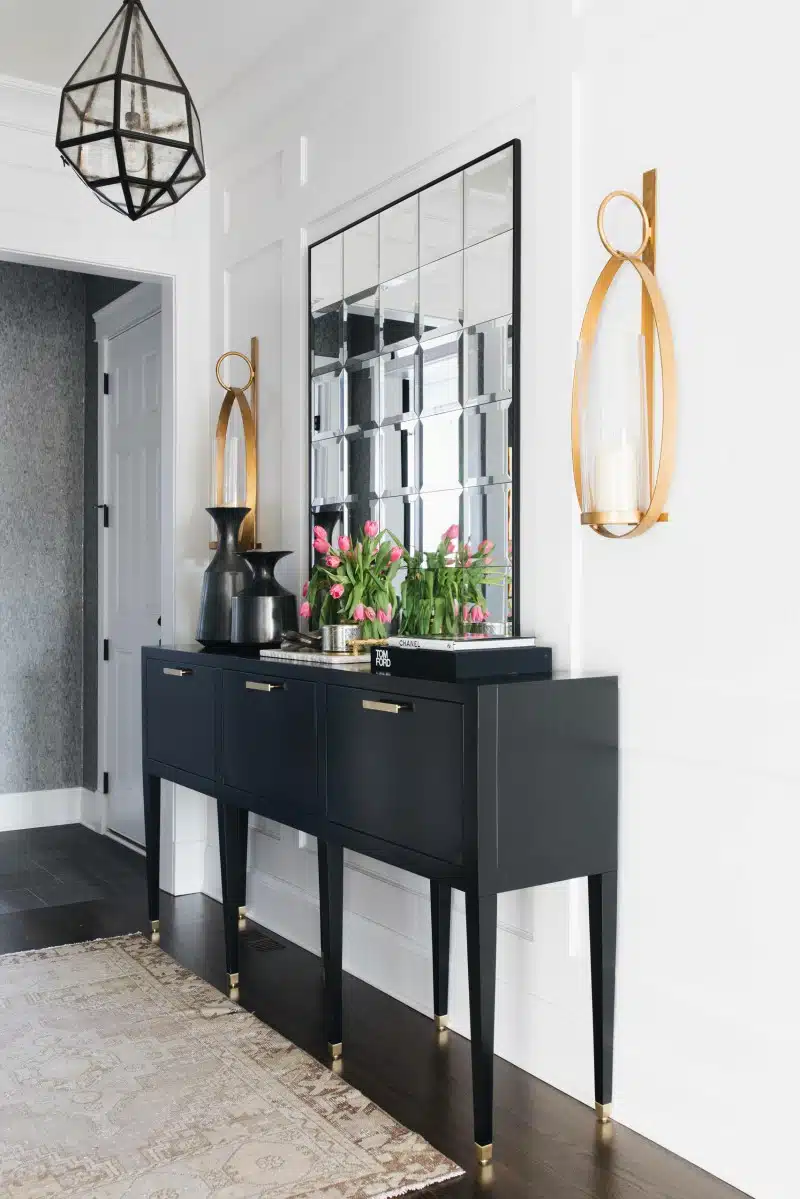 Preto com cores dourado na decoração Preto com cores dourado na decoração