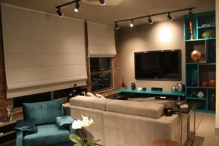 Como decorar uma sala pequena com cortinas e luminárias Como decorar uma sala pequena com cortinas e luminárias