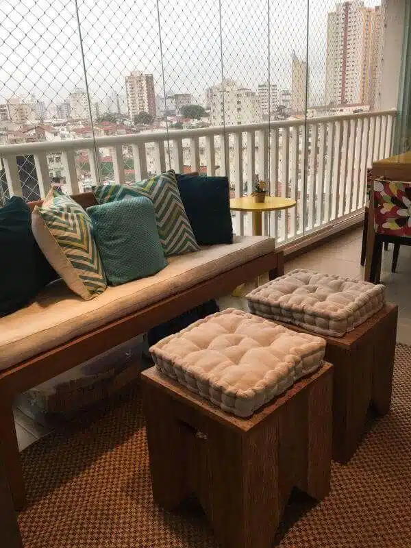 Almofadas diferentes, varanda com mesa