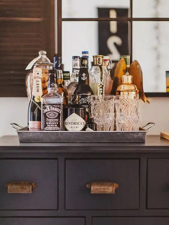 Bar em casa com bandeja para organizar