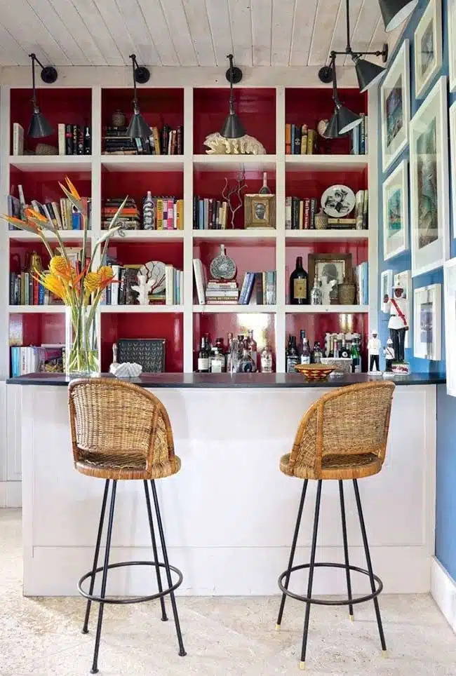 Bar em casa, com banquetas na sala