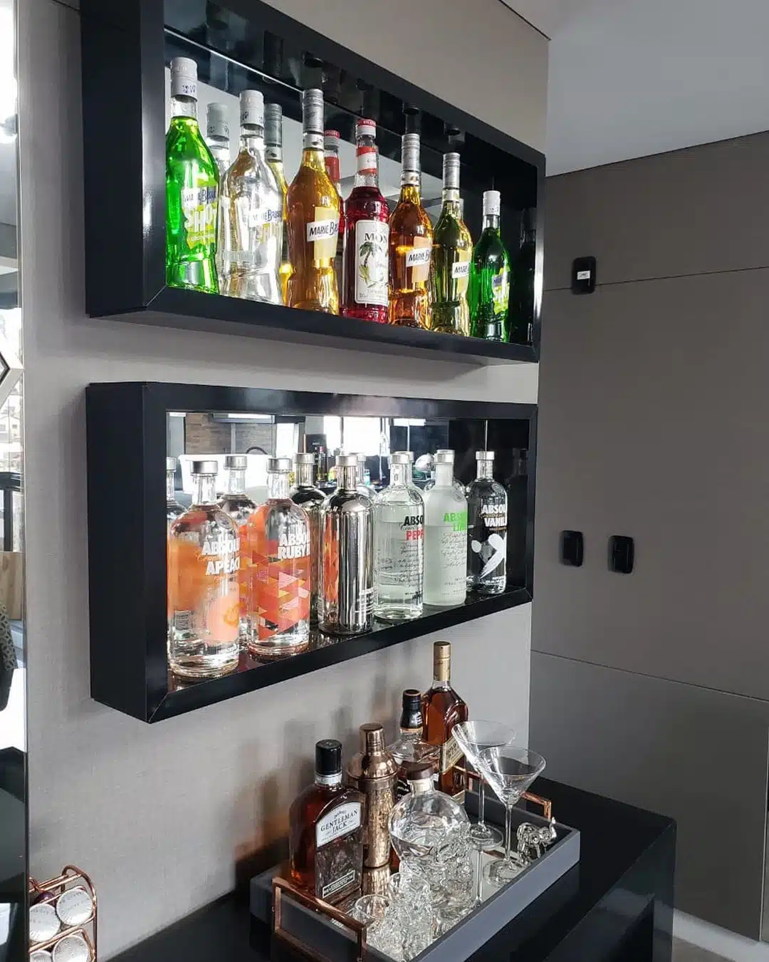 Bar em casa, com várias bebidas