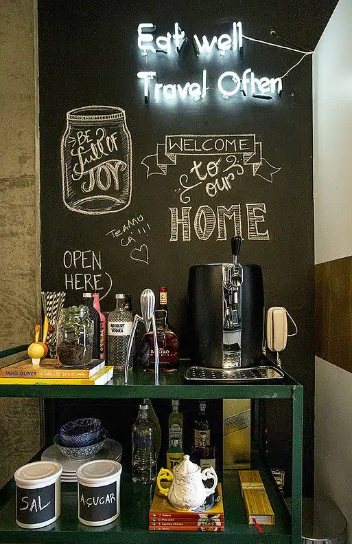 Bar em casa, com parede de tinta lousa