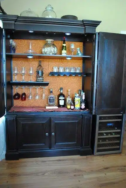 Bar em casa feito com móvel reformado