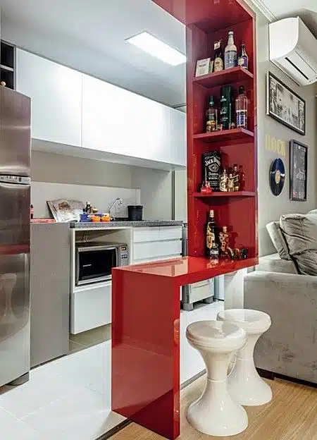 Bar em casa, com sala e cozinha conjugadas