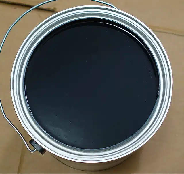 Como escolher tinta, lata cheia de tinta