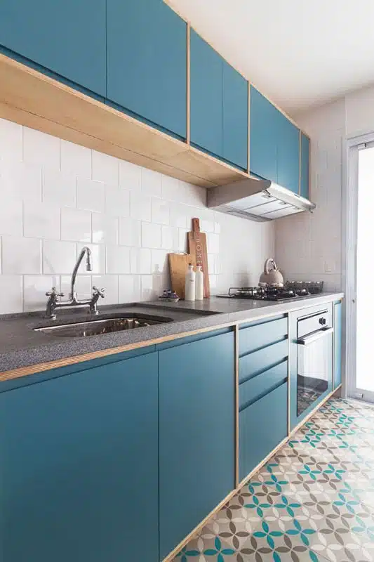 Cozinha compacta com pia, móveis azuis