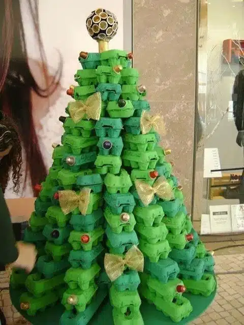 Decoração de Natal gastando pouco, árvore com caixas de ovos