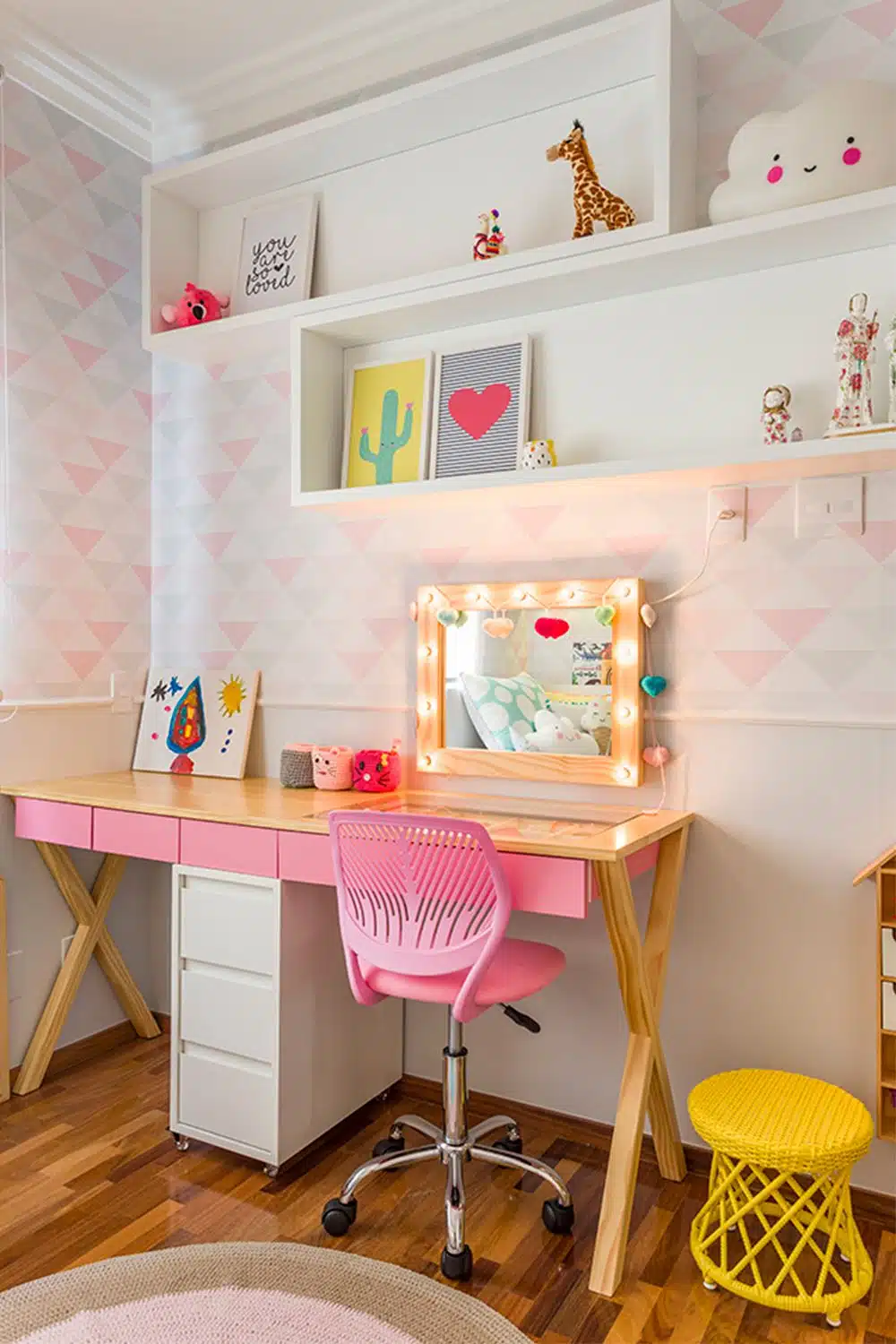 Decorar quarto de menina simples, mesinha e cadeira