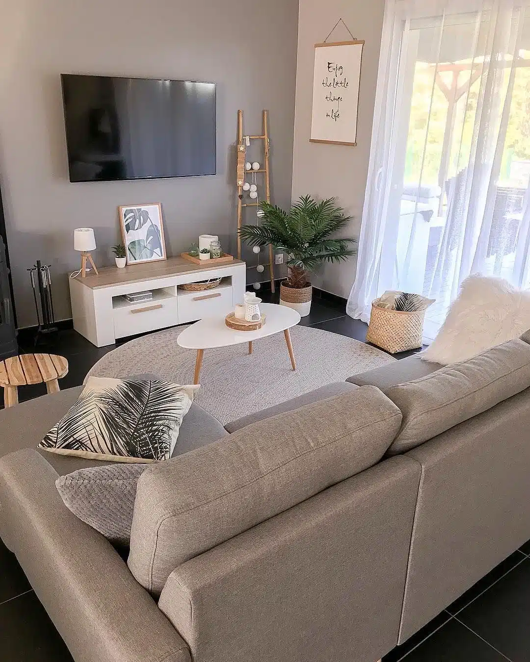 Decorar salas pequenas, sofá e TV na sala