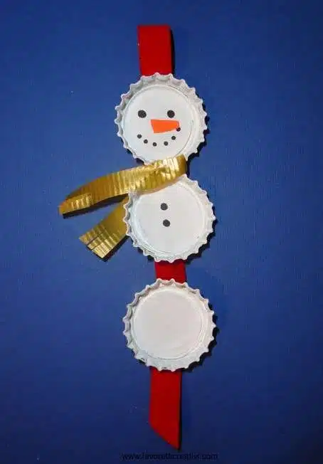 Faça você mesmo seus enfeites de Natal. boneco de tampinhas
