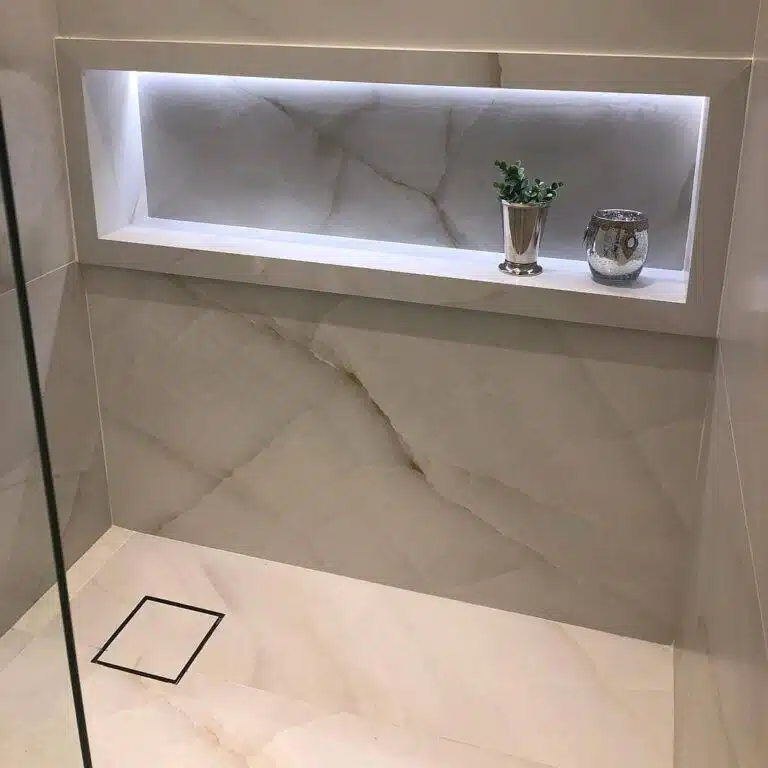 Nicho de porcelanato para banheiro, fita LED