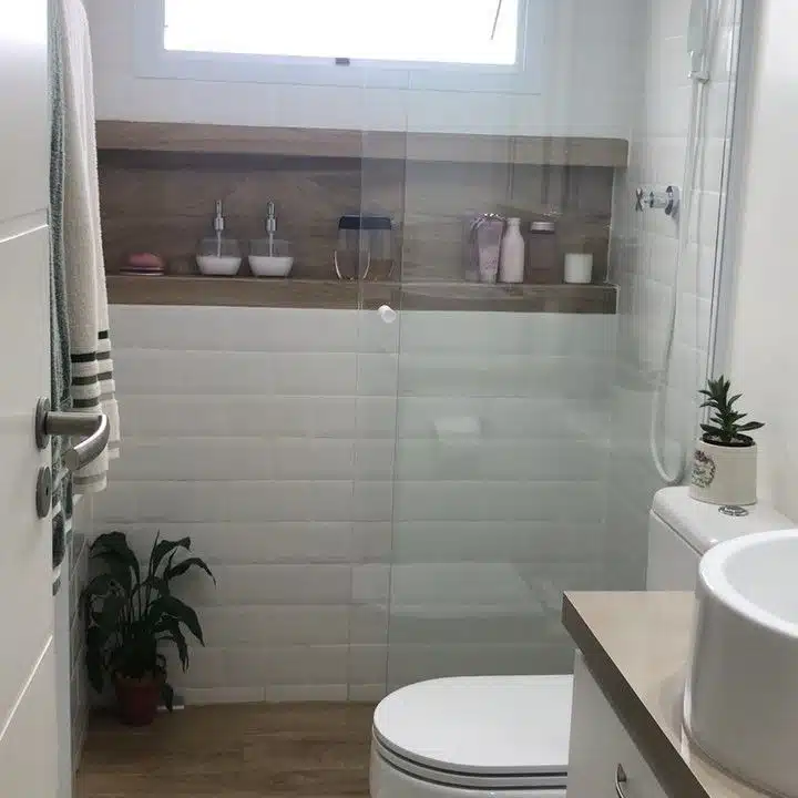 Nicho de porcelanato para banheiro, porcelanato que imita madeira