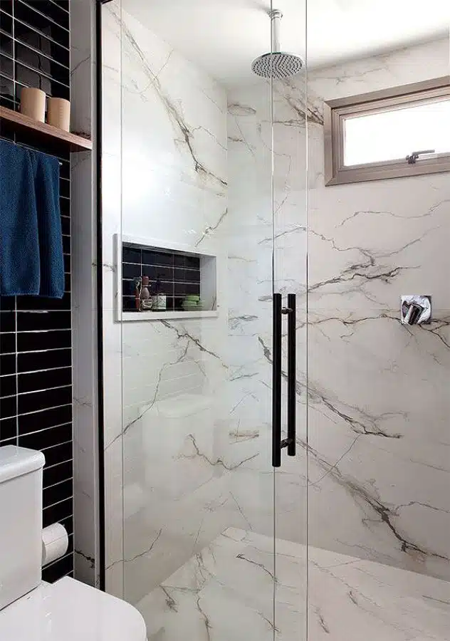 Nicho de porcelanato para banheiro, preto e branco