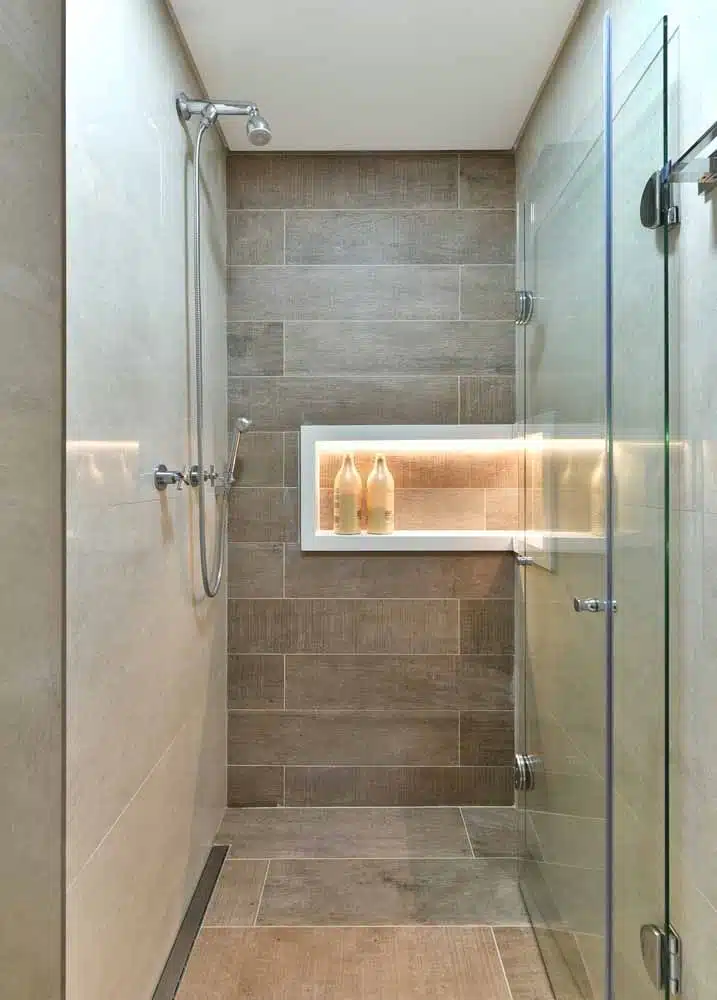 Nicho de porcelanato para banheiro, spots de luz