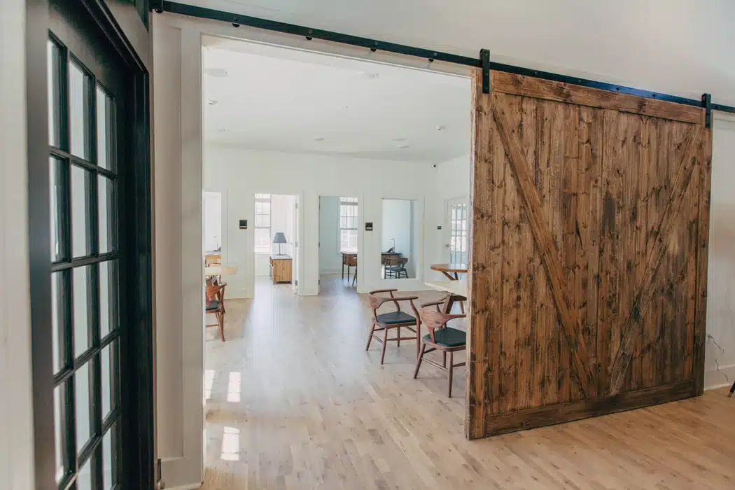 Organização para espaços pequenos, porta de correr