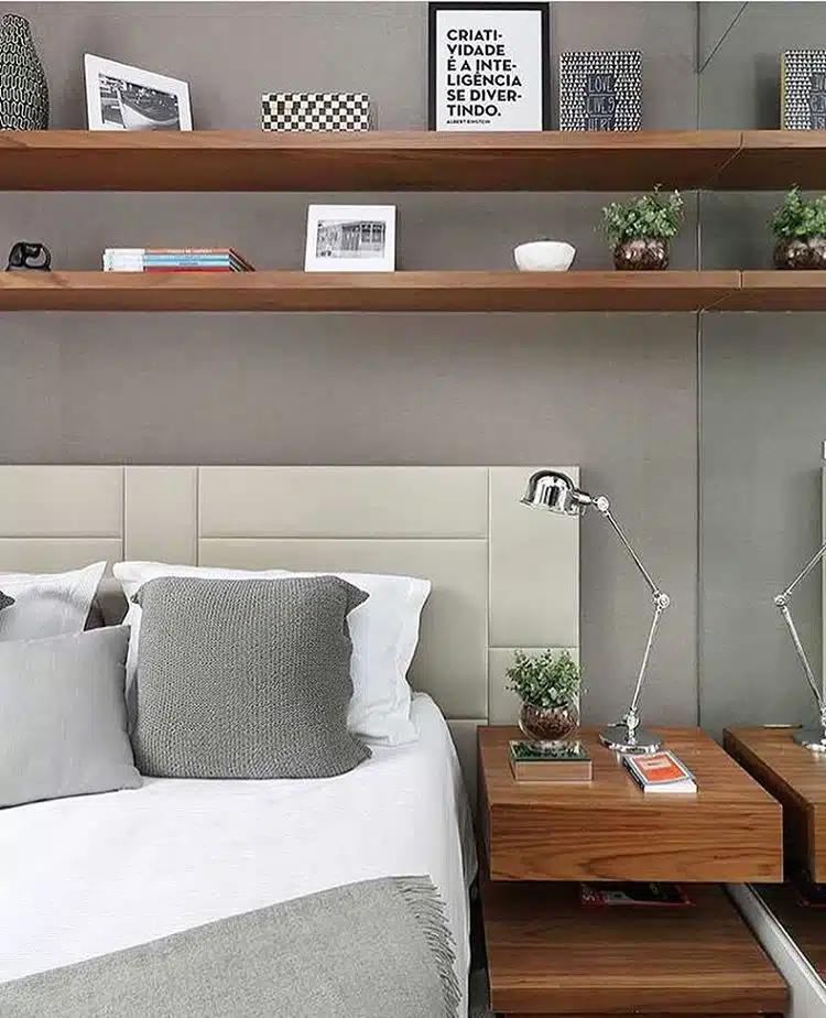 Quarto cinza com artigos em madeira