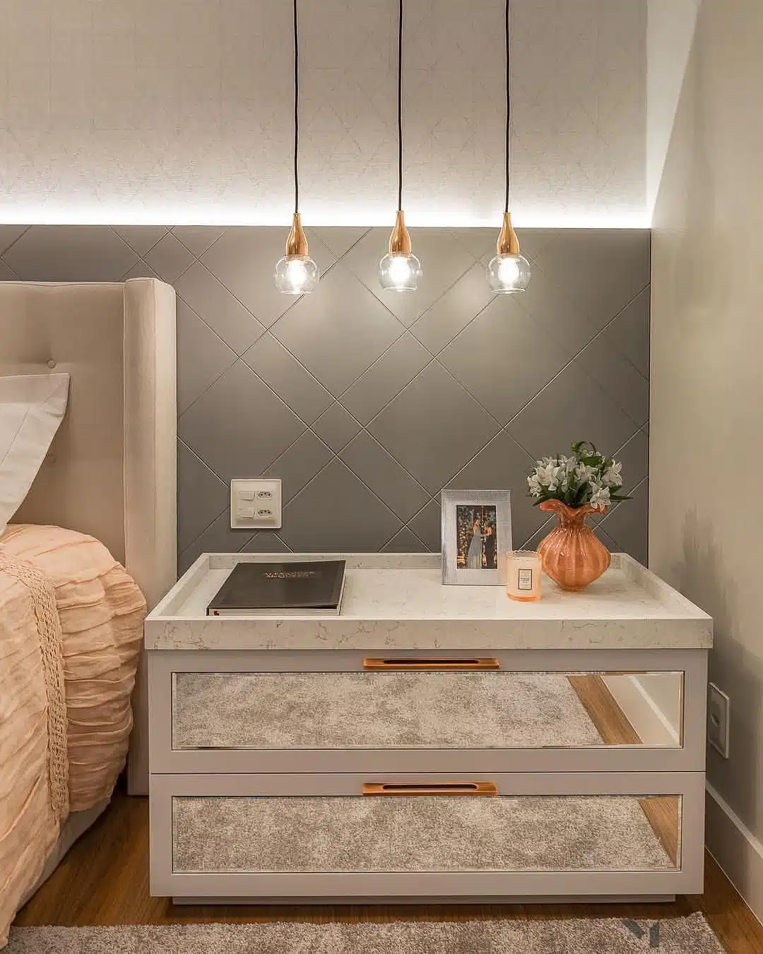 Quarto cinza com decoração em cobre