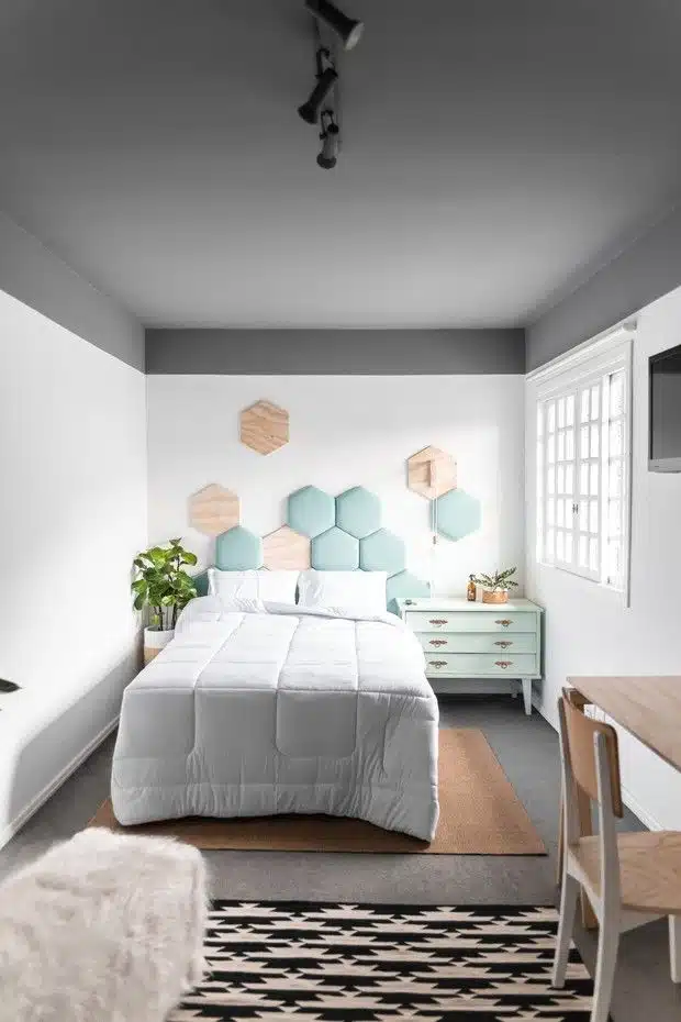 Quarto cinza com decoração colorida