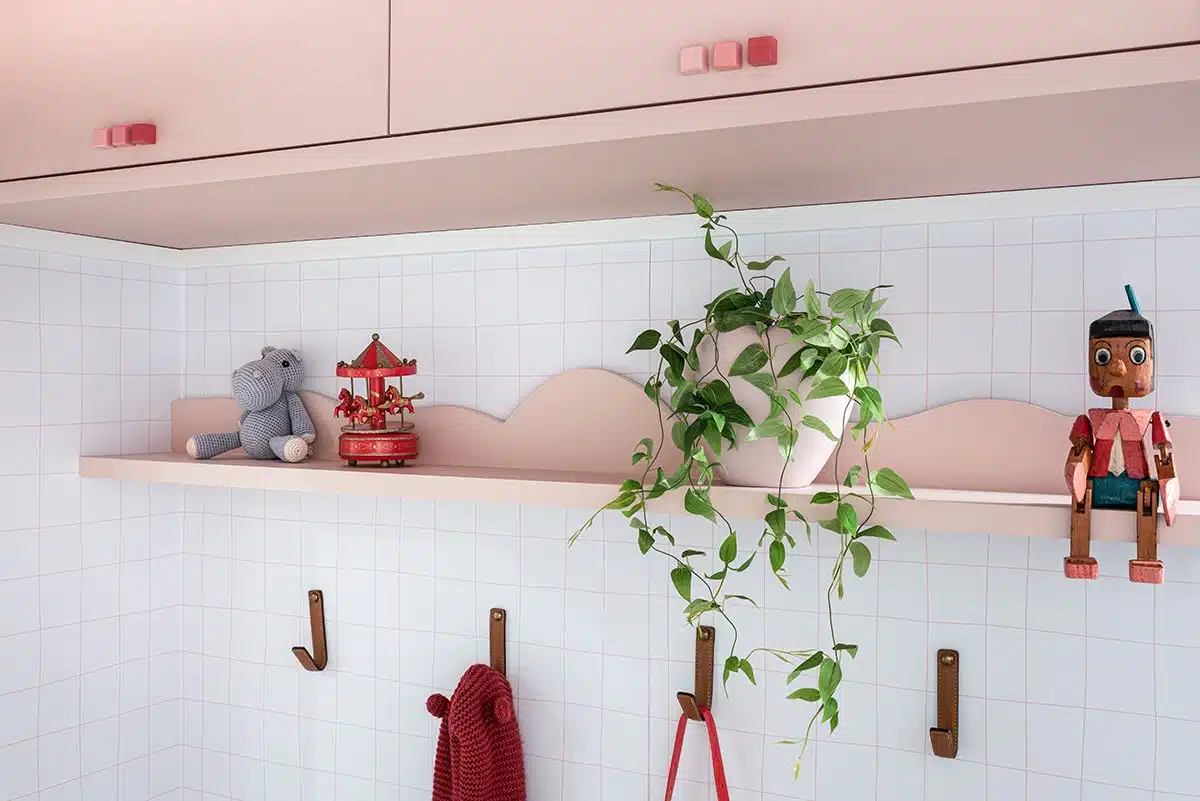 Quarto infantil, planta jiboia