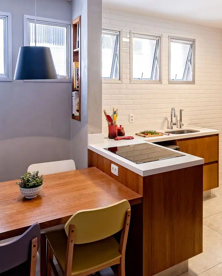 Sala e cozinha conjugadas com o mesmo décor