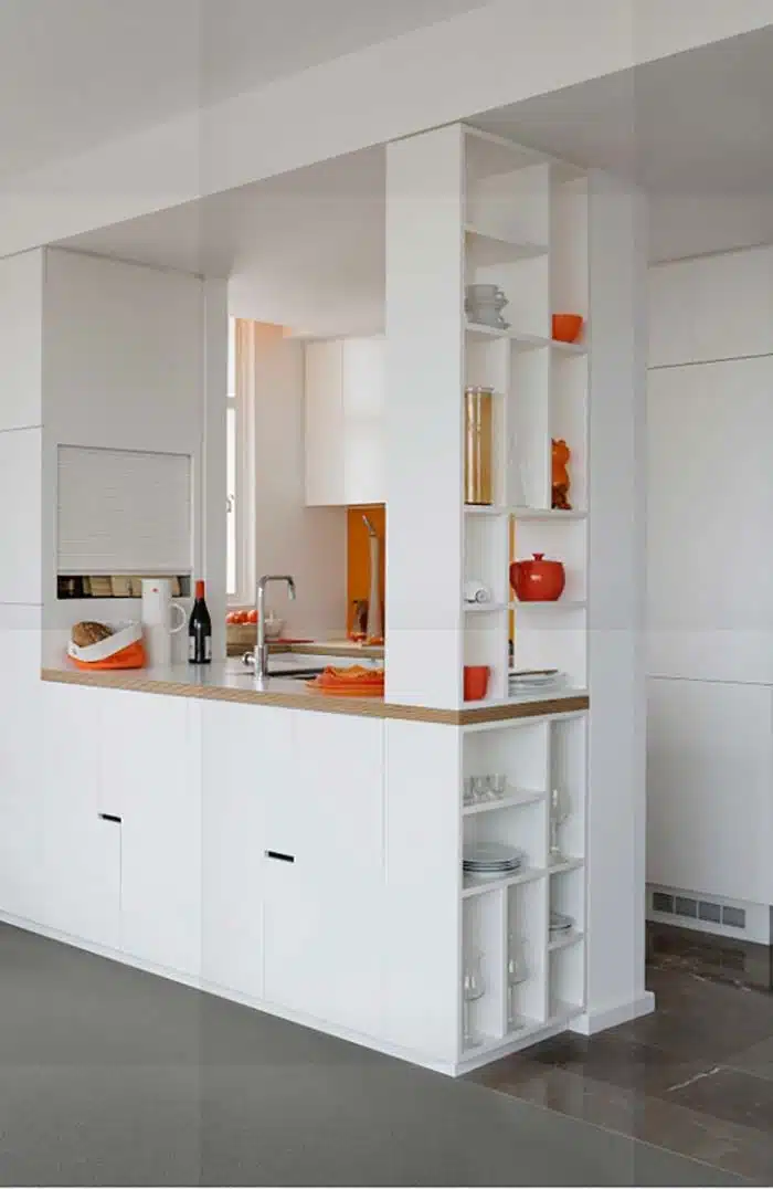 Sala e cozinha conjugadas, estante vazada