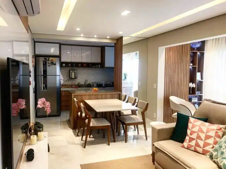 Sala e cozinha conjugadas com mesa de jantar