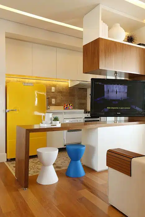 Sala e cozinha conjugadas, móveis compactos e banquetas