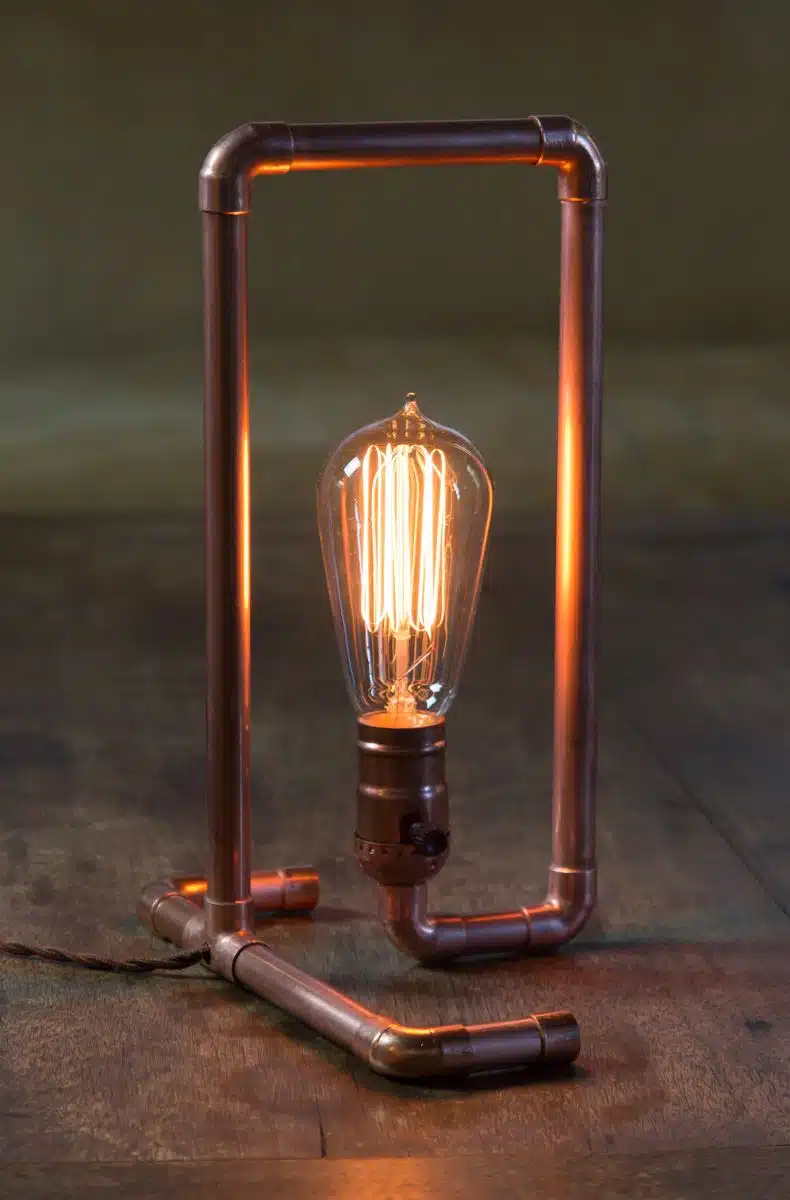 Transformações em seu ambiente, luminária com lâmpada de luz amarela