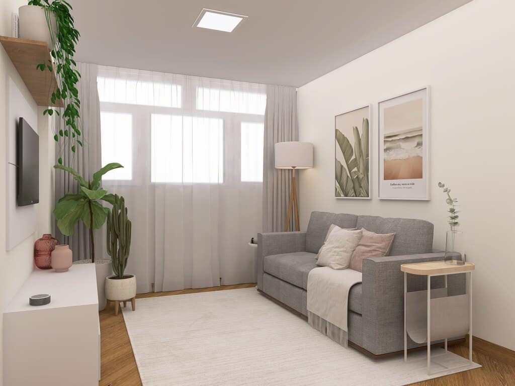 Sofá em uma sala pequena com uma televisão e plantas em volta