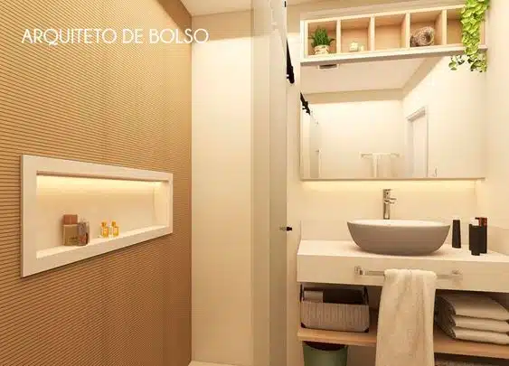 Banheiro pequeno com revestimento e madeira e nicho feitos pelo Arquiteto de Bolso. banheiro pequeno com revestimento e madeira e nicho